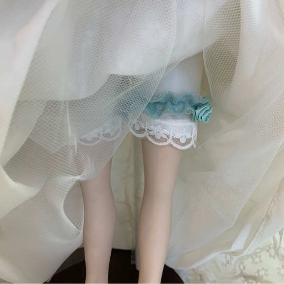 Danbury Mint Porcelain Bride Doll with Stand Gloria Vanderbilt - Picture 8 of 16